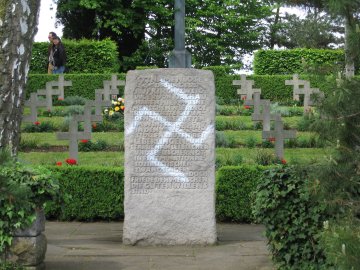 Beschmierter Gedenkstein